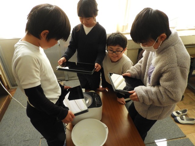 精米の様子を記録、観察する子供たち