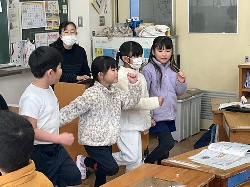 歌と動きで表現