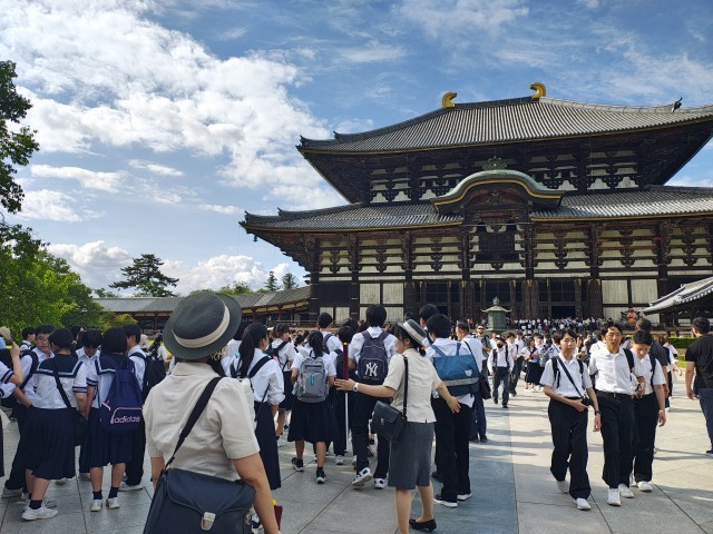 東大寺見学中　気温が30℃近くあります